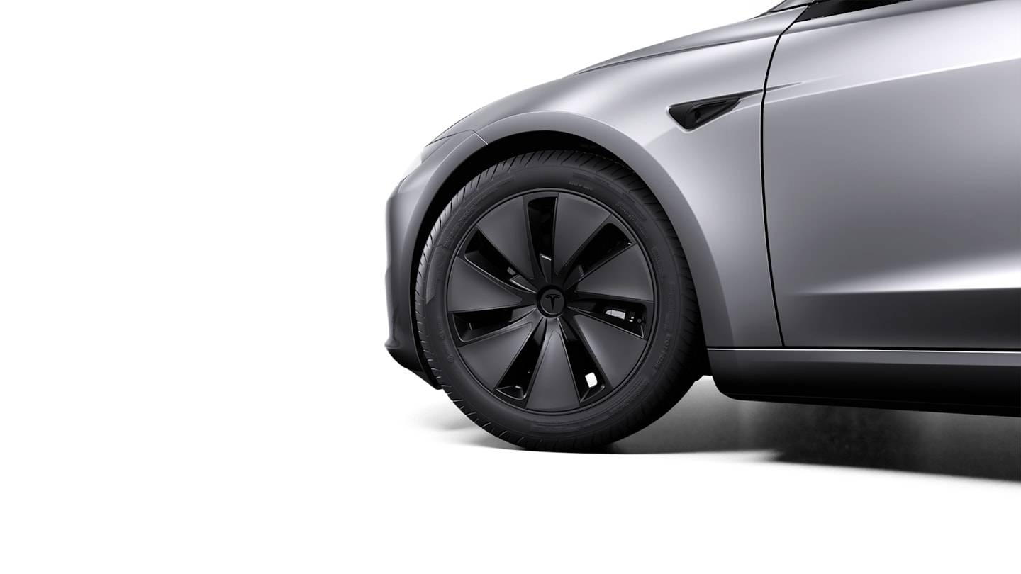 2025 Model 3 Long Range Rear-Wheel Drive SILVER — rimcloseup